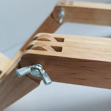 Carregar imagem no visualizador da galeria, Abajur de Mesa Robô em Madeira – Casare